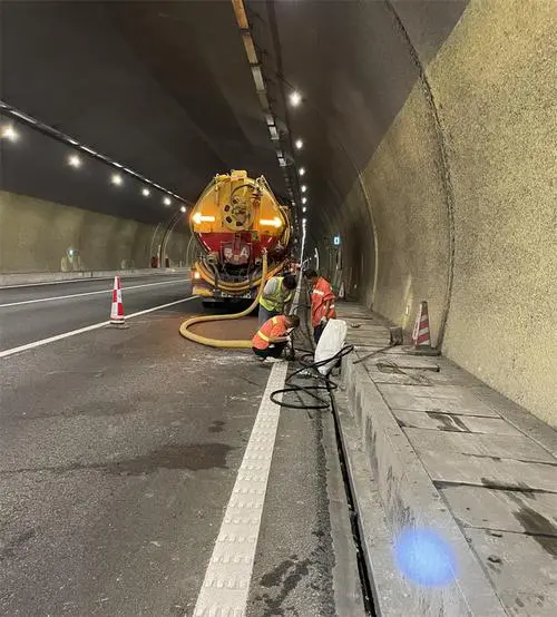 管城回族隧道排水渠清淤